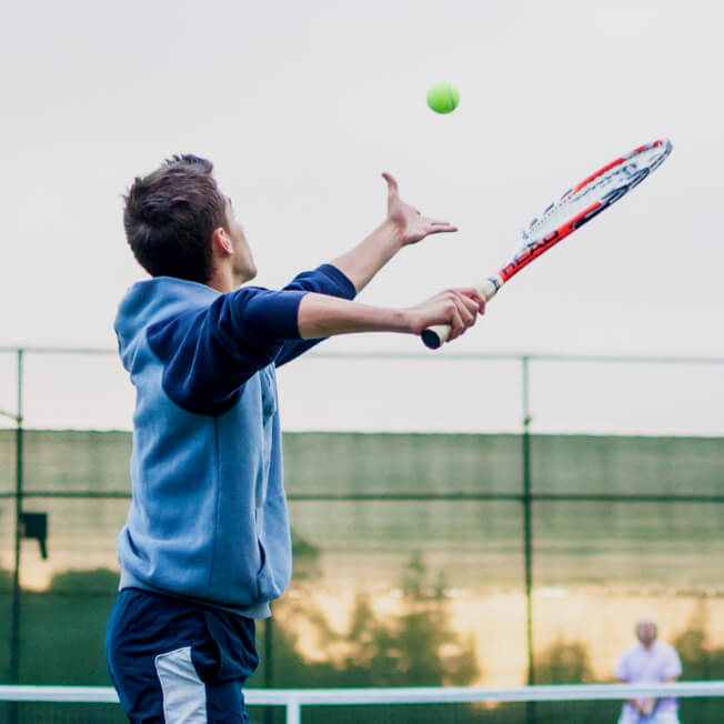 Homme joue au tennis