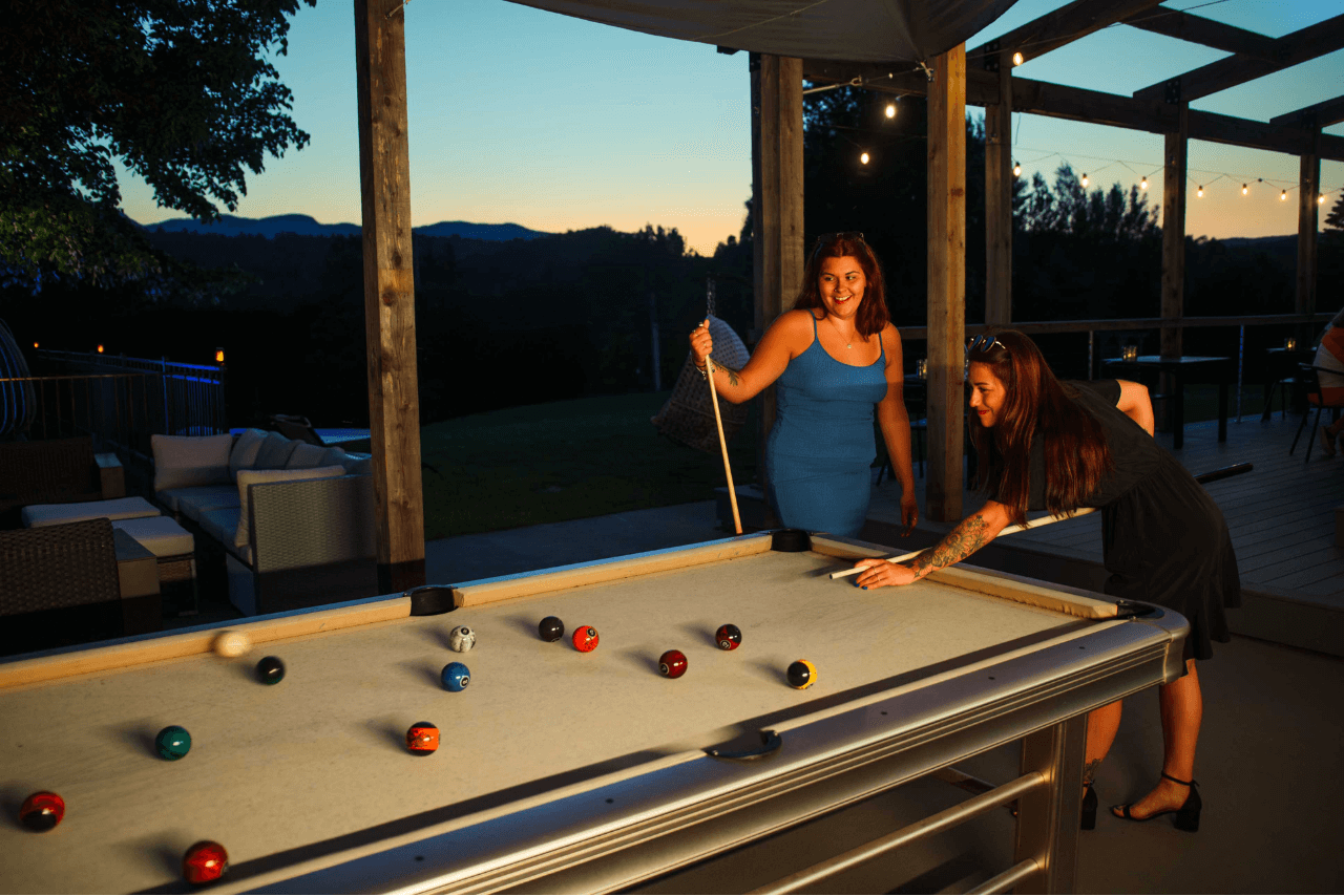 Filles jouent billard 1