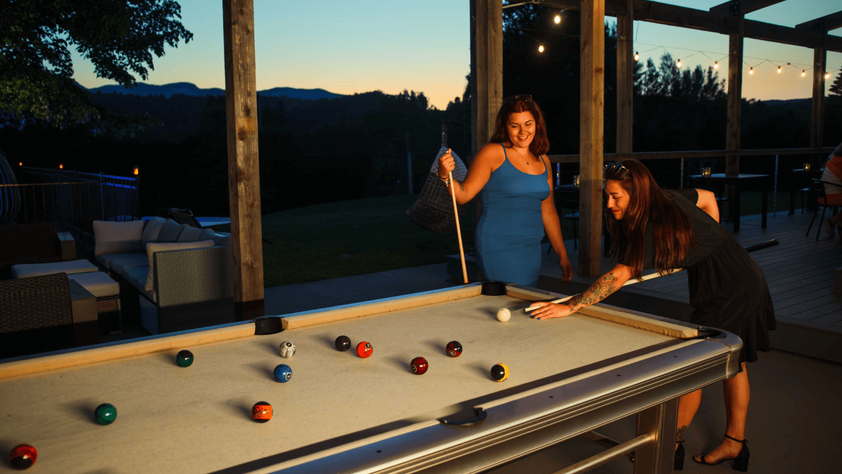 Filles qui jouent au billard