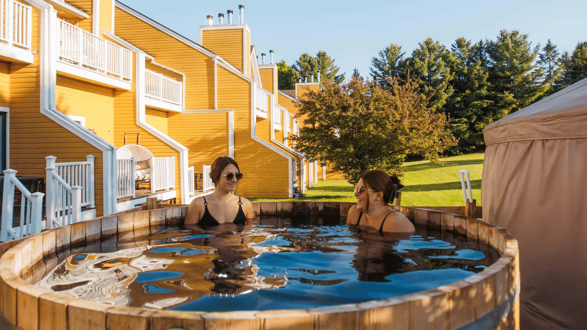 2 filles dans bain froid à l'hôtel